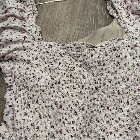 ASTR Ruched Short Sleeve Top in Cream & Lavender Ditsy Large - Picture 8 of 8